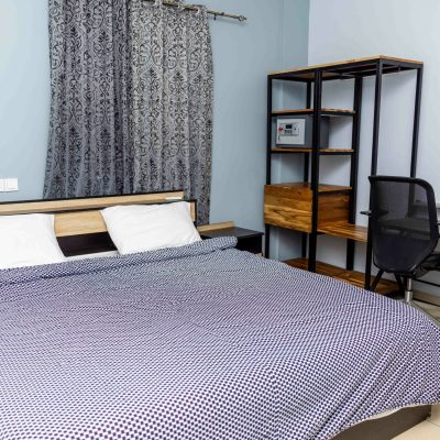 Deux chambres autonomes avec salles d'eau incluses, aménagées chacune avec un bureau, un meuble de rangement et un coffre-fort.