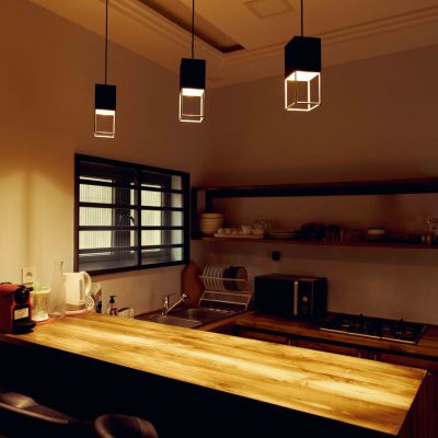 une cuisine ouverte équipée avec bar