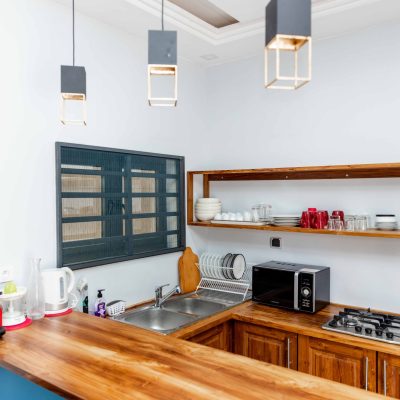 Un salon jumelé d’une cuisine ouverte équipée avec bar